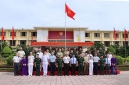 ผู้ช่วยทูตฝ่ายทหารเรือและภริยา ร่วมกับคณะผู้ช่วยทูตทหารต่างประเทศ  ในการไปศึกษาดูงานทางภาคกลางของเวียดนาม